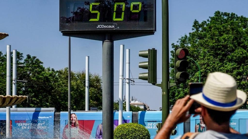 Termómetro registrando 50 grados en Sevilla