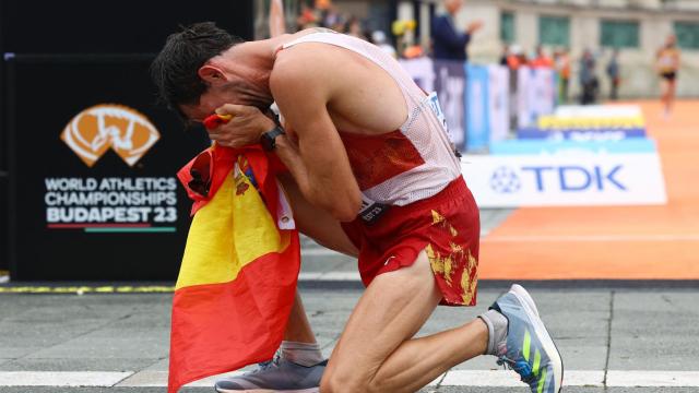 Álvaro Martín celebra su medalla de oro.