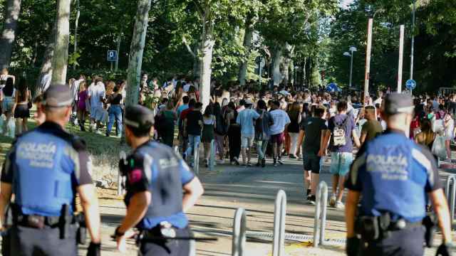 Policía Municipal de Madrid controla la multitud de estudiantes haciendo botellón en los principales campus universitarios.