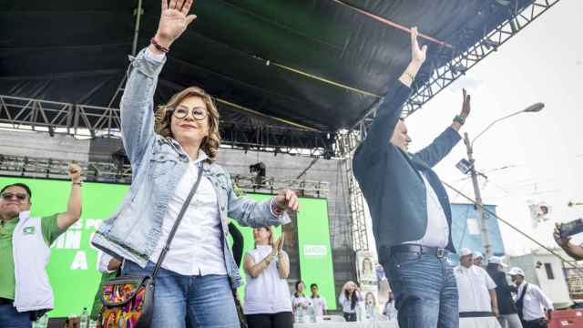 La candidata a la presidencia de Guatemala Sandra Torres saluda a sus seguidores durante su cierre de campaña