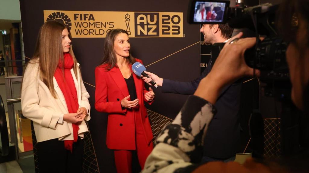 Letizia y Sofía, minutos antes de empezar el partido.