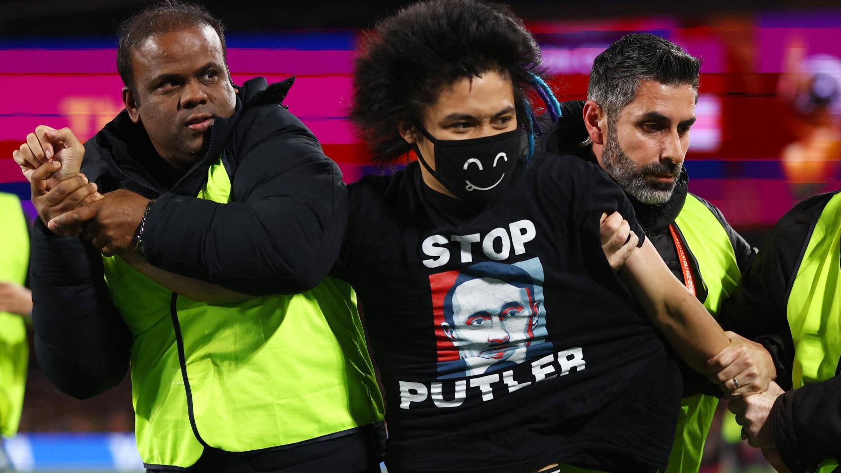 El espontáneo, con la camiseta de 'Stop Putler', se marcha detenido en plena final del Mundia.