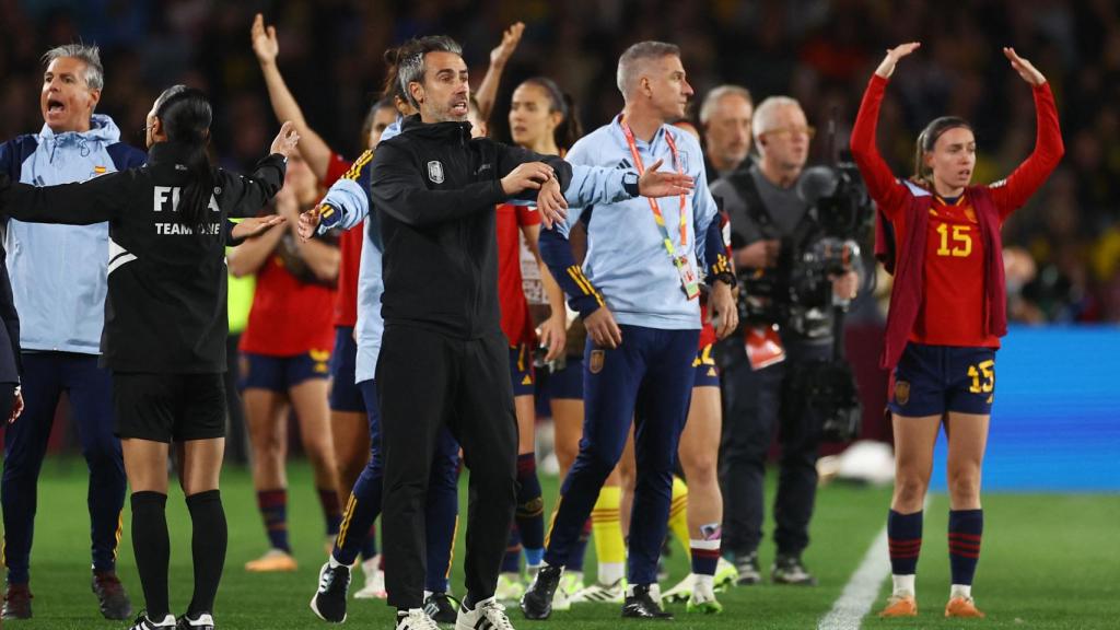 El banquillo de España pide el final del partido.