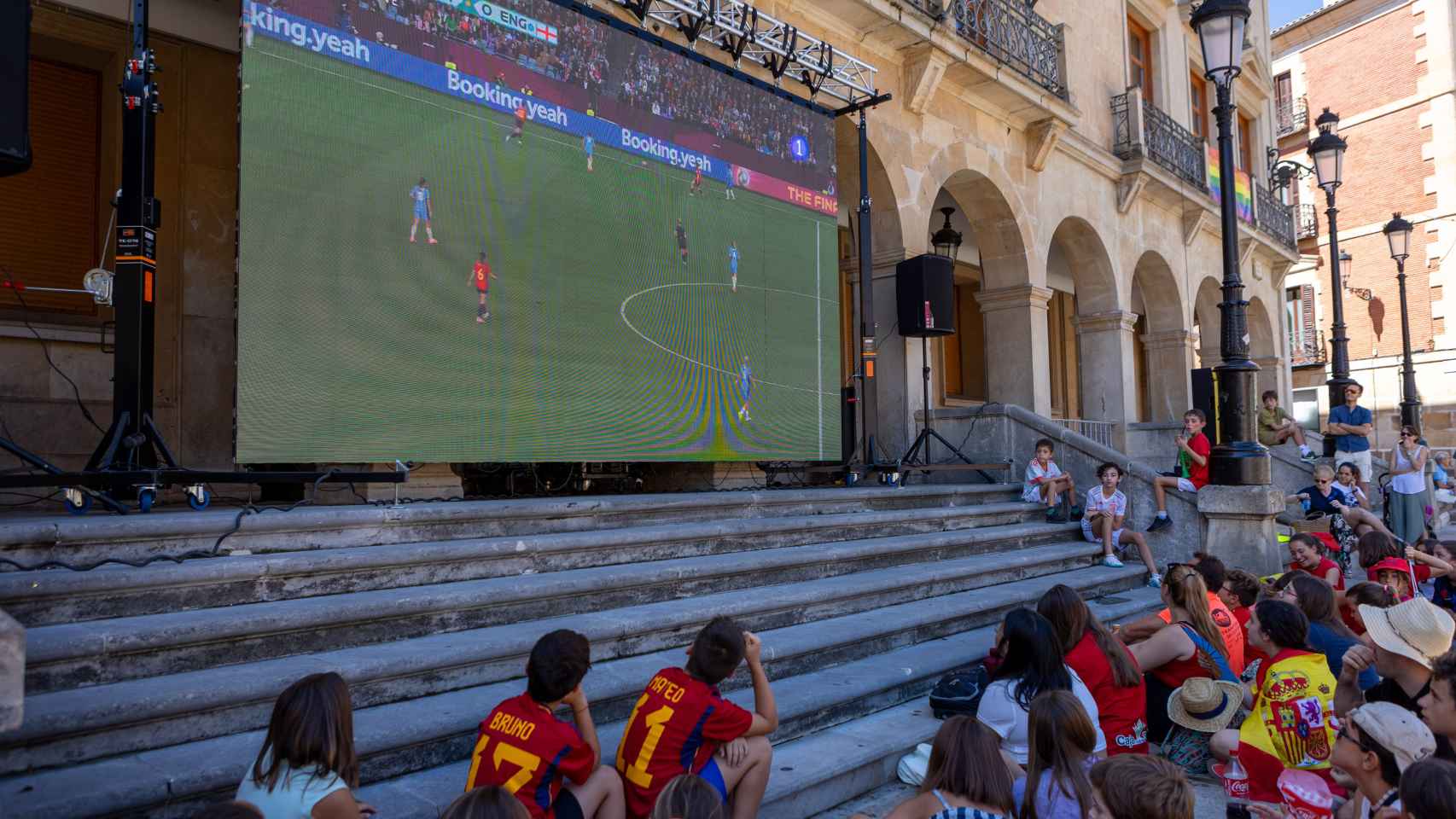 Aficionados siguen el partido de La Roja contra Inglaterra en la plaza Mayor de Soria