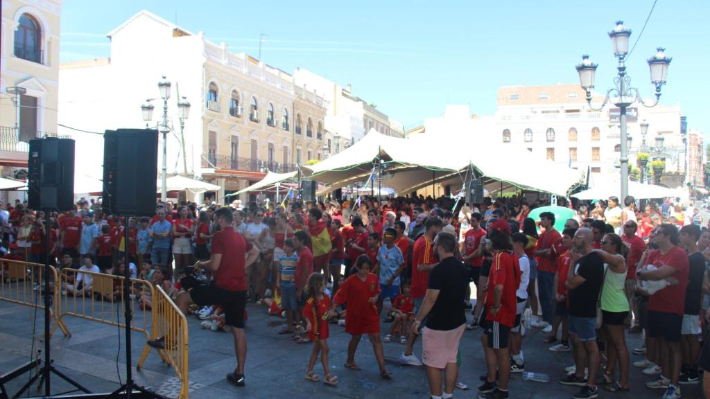 Cientos de ciudadrealeños siguiendo el partido.