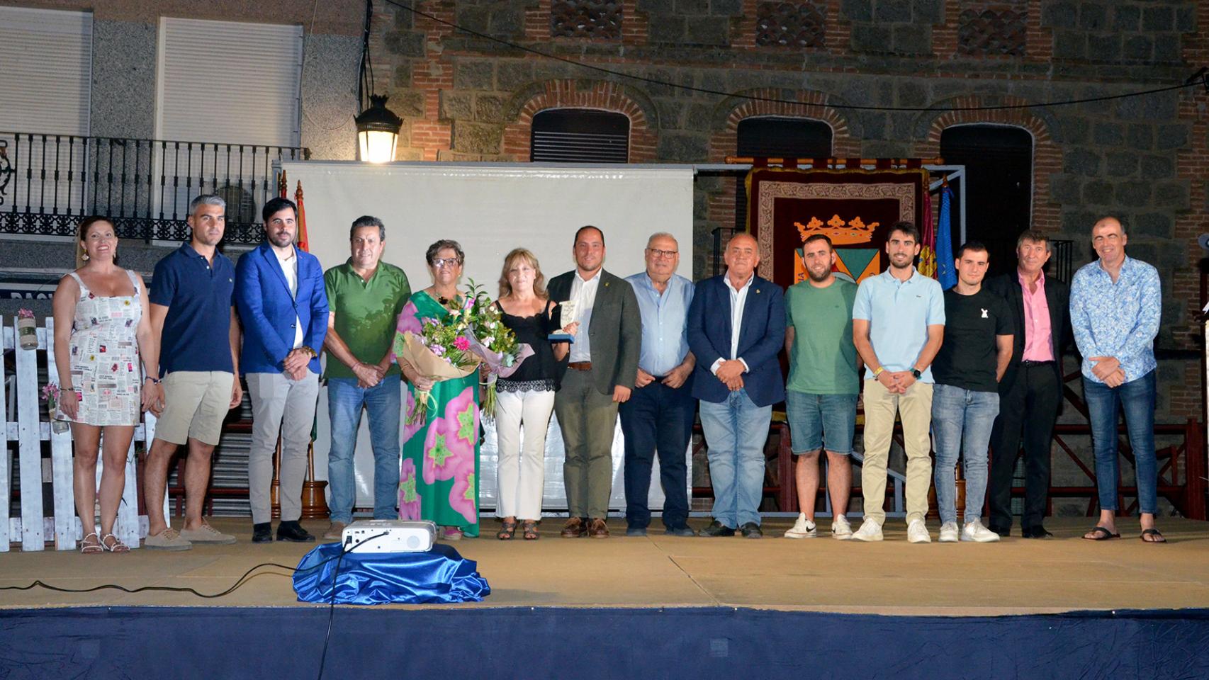 Ganadores del premio y autoridades de Castillo de Bayuela.