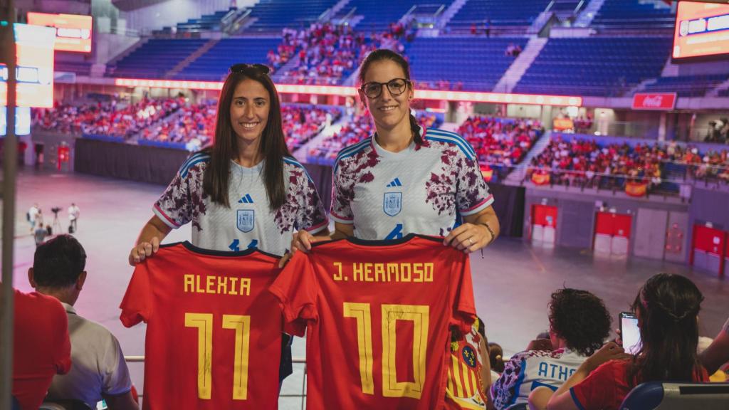 Julia Ortiz y Miriam Sánchez muestran todas las camisetas que tienen de las jugadoras.