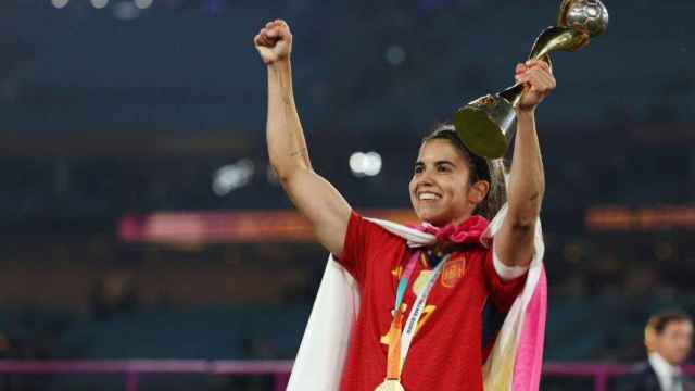 Alba Redondo, enfundada con la bandera de Castilla-La Mancha, levanta el trofeo de campeona del Mundo de fútbol. Foto: Twitter.