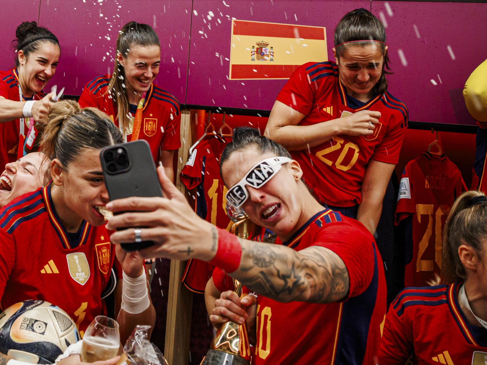 Las jugadoras de la selección española de fútbol femenino celebran su victoria.