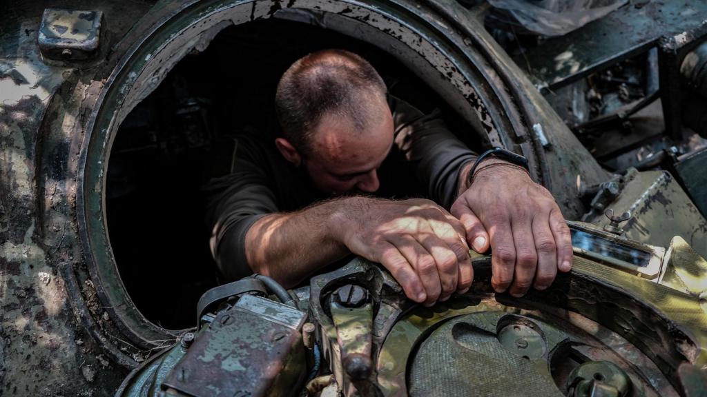 Un tanquista de la 17 Brigada del Ejército de Ucrania hace tareas de mantenimiento en un carro de combate T-64 en el frente de Donetsk