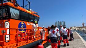 Asistencia de Salvamente Marítimo y Cruz Roja a migrantes el pasado jueves en Torrevieja.