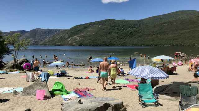 Turistas y vecinos de la zona se refrescan en la playa del Lago de Sanabria (Zamora)