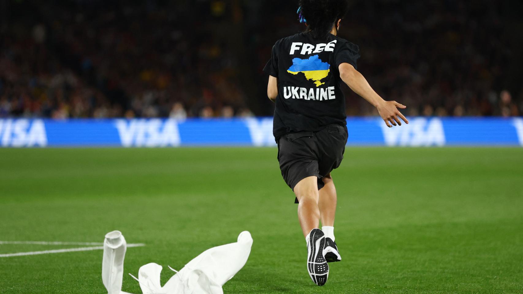Un espontáneo con una camiseta Stop Putin salta a la final del Mundial femenino de fútbol