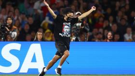 Un espontáneo irrumpe en la final del Mundial: su camiseta compara a Putin con Hitler