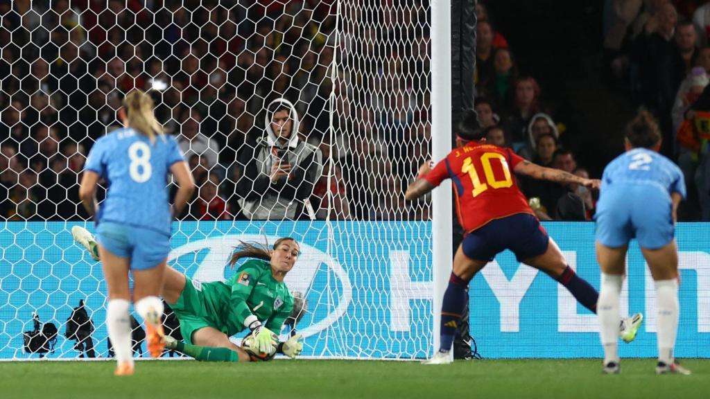 Jennifer Hermoso falla el penalti en la final ante Inglaterra.