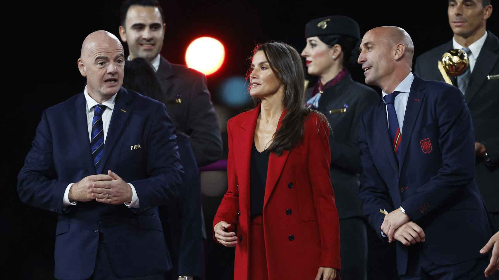 La reina Letizia junto a Gianni Infantino y Luis Rubiales en la ceremonia de las medallas