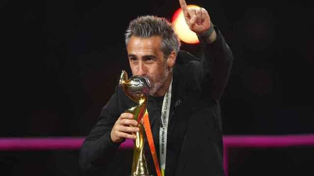 Jorge Vilda besa el trofeo del Mundial de fútbol