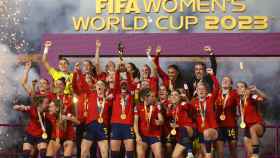 España recibe la copa de campeonas del mundo.