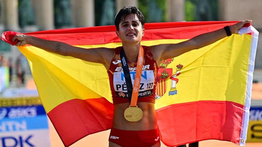 María Pérez celebra su oro en 20 km marcha del Mundial de Atletismo