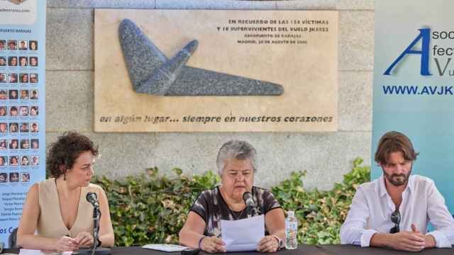 La presidenta de la Asociación de Afectados del Vuelo JK5022 (AVJK5022), Pilar Vera (c), lee un manifiesto durante la ofrenda floral por el 15º aniversario de la tragedia de Spanair.