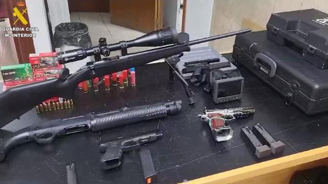 Las armas incautadas del hombre detenido por asfixiar e intentar matar a su pareja en una nave.