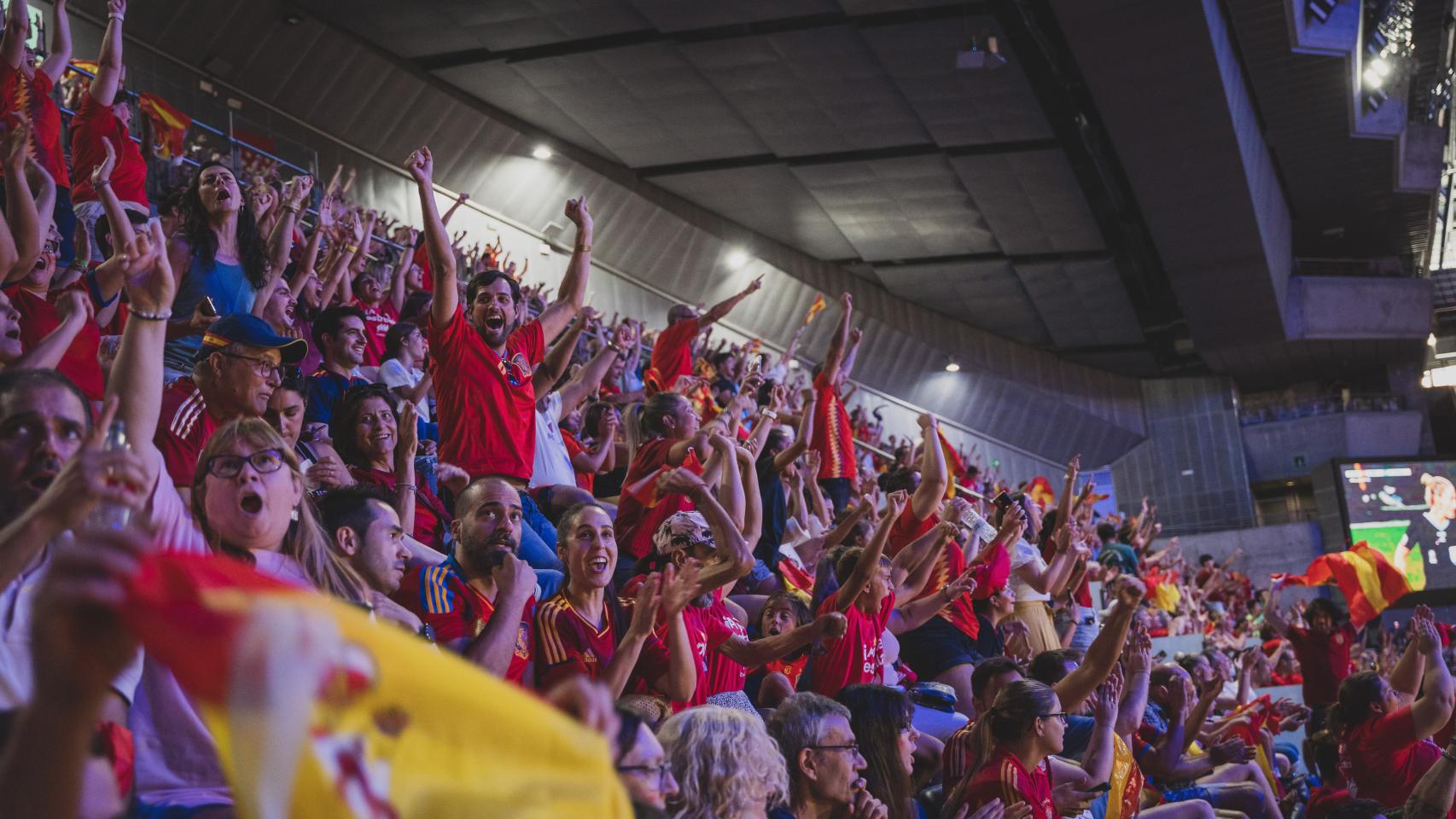 Aficionados de la selección española en el WiZink Center de Madrid siguiendo la final del Mundial