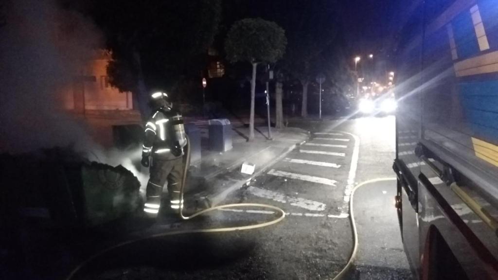 Los bomberos del servicio de emergencia de Oleiros sofocan un fuego en un contenedor del municipio