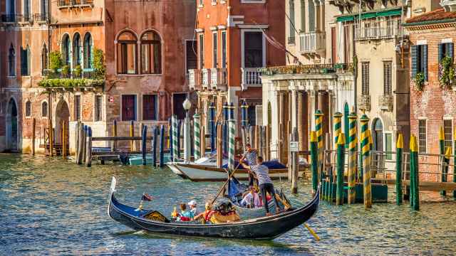Una góndola navegando por un canal de Venecia
