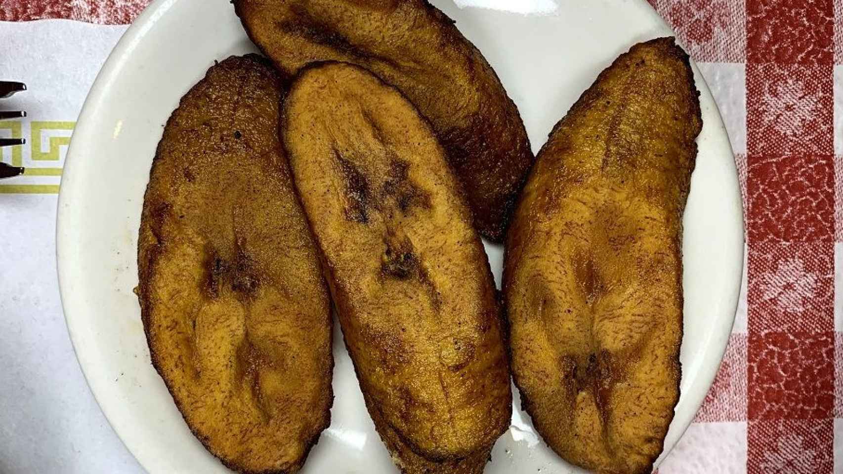 Un plato de plátanos maduros del Rincón Criollo.
