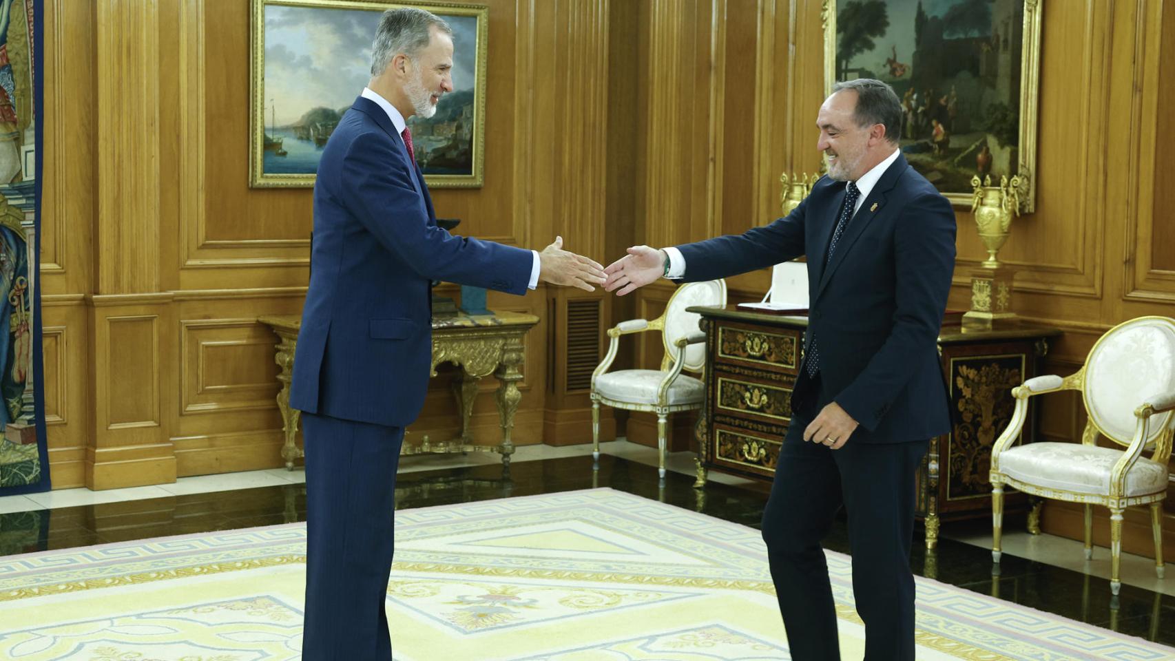 El Rey Felipe VI dándole la bienvenida al Palacio de la Zarzuela al presidente de UPN, Javier Esparza. Este lunes 21 de agosto.