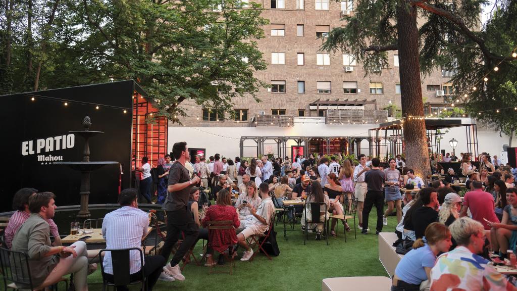 El jardín lleno de gente este verano.