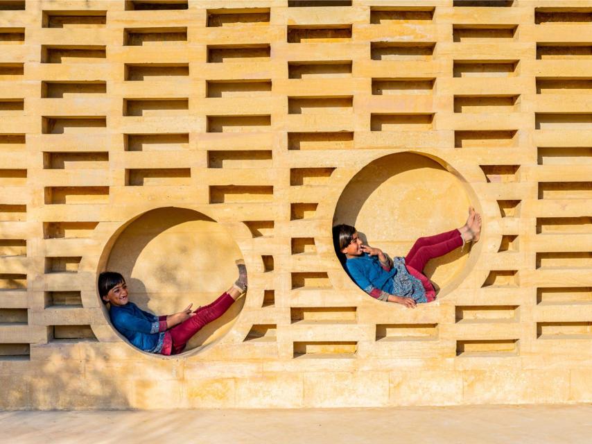 Dos niñas jugando en la escuela de Jaisalmer