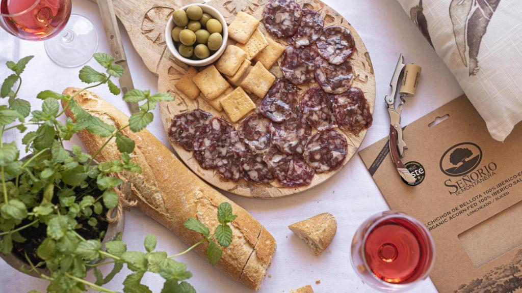 Un plato de salchichón de bellota 100% ibérico de la gama ecológica Señorío de Montanera.