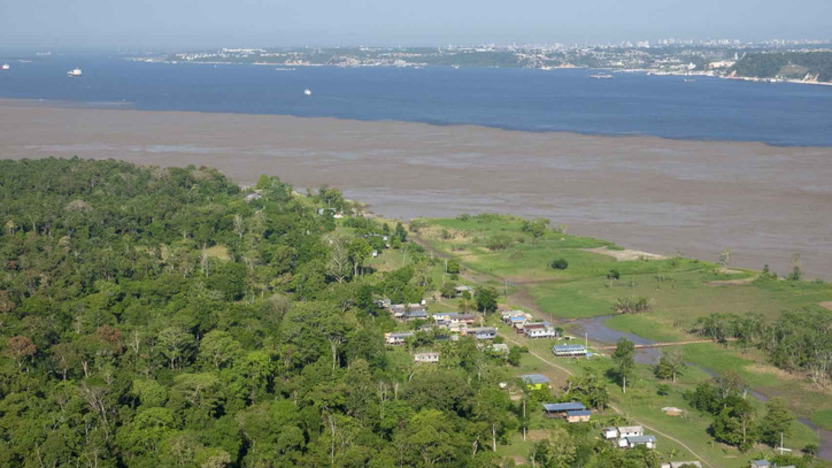 Encuentro de los ríos en Manaos, Brasil.