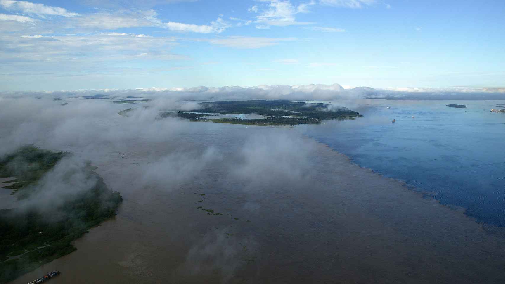 Vista aérea del 'encuentro de las aguas' entre el río Negro y el río Solimões.