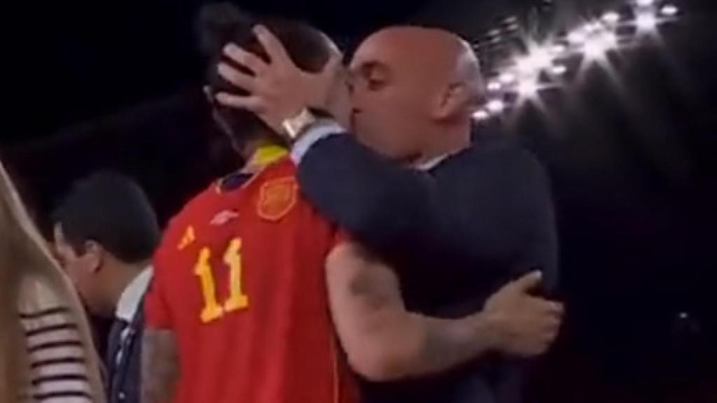El beso sin permiso de Luis Rubiales a Jenni Hermoso el 20 de agosto de 2023 tras ganar el Mundial.