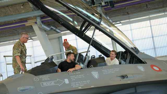 Zelenski y la primera ministra danesa,  Frederiksen, montados en un F-16 en agosto de 2023.