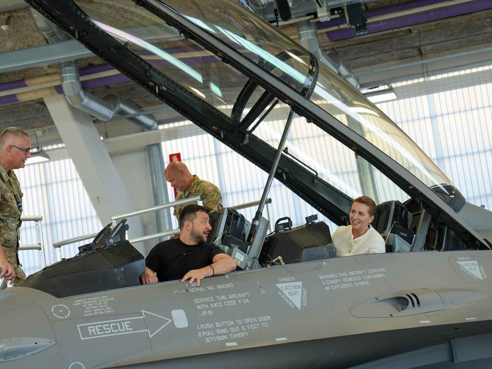 Zelenski comparte carlinga de F-16 con Frederiksen, su homóloga danesa