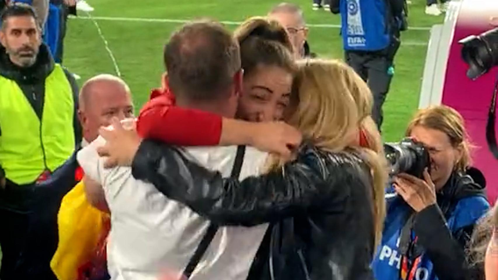 Olga Carmona se abraza con sus familiares.
