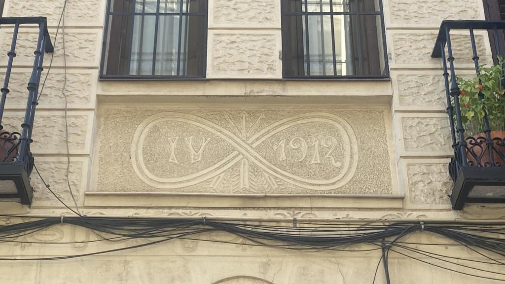 Uno de los elementos decorativos del edificio de la calle Montserrat 12 de Madrid.