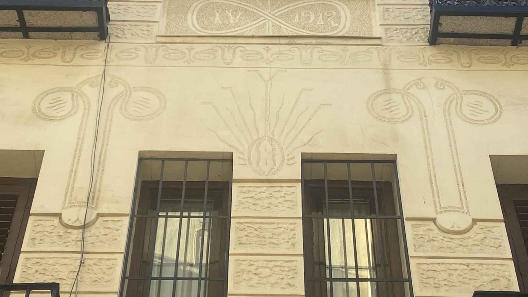 Uno de los elementos decorativos del edificio de la calle Montserrat 12 de Madrid.