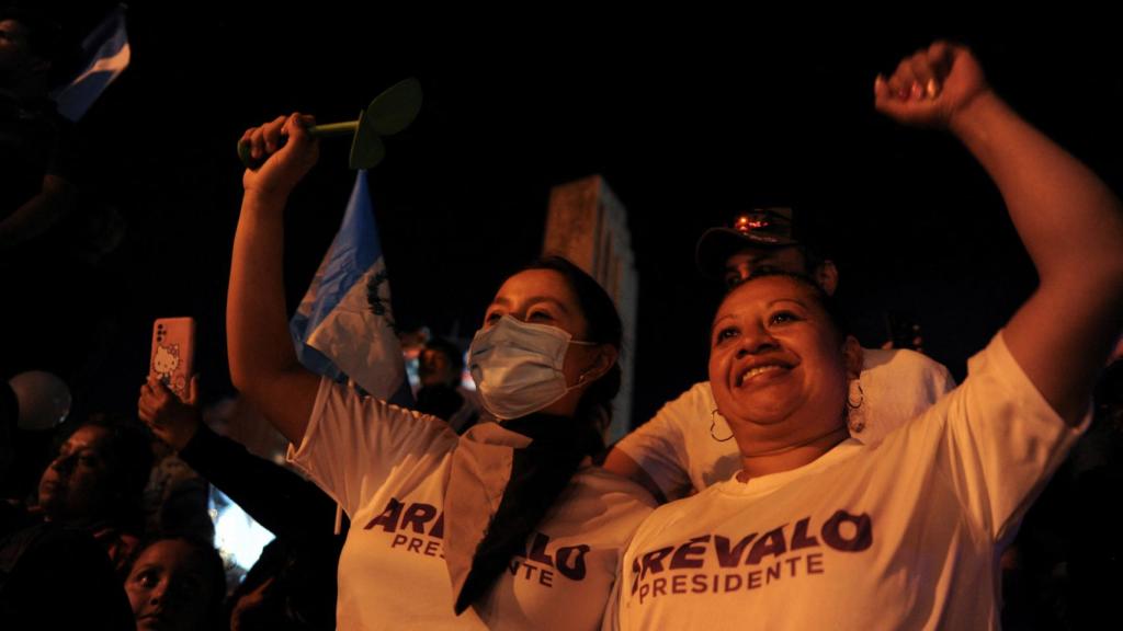 Simpatizantes de Bernardo Arévalo celebran la victoria de Semilla en las presidenciales, este domingo.