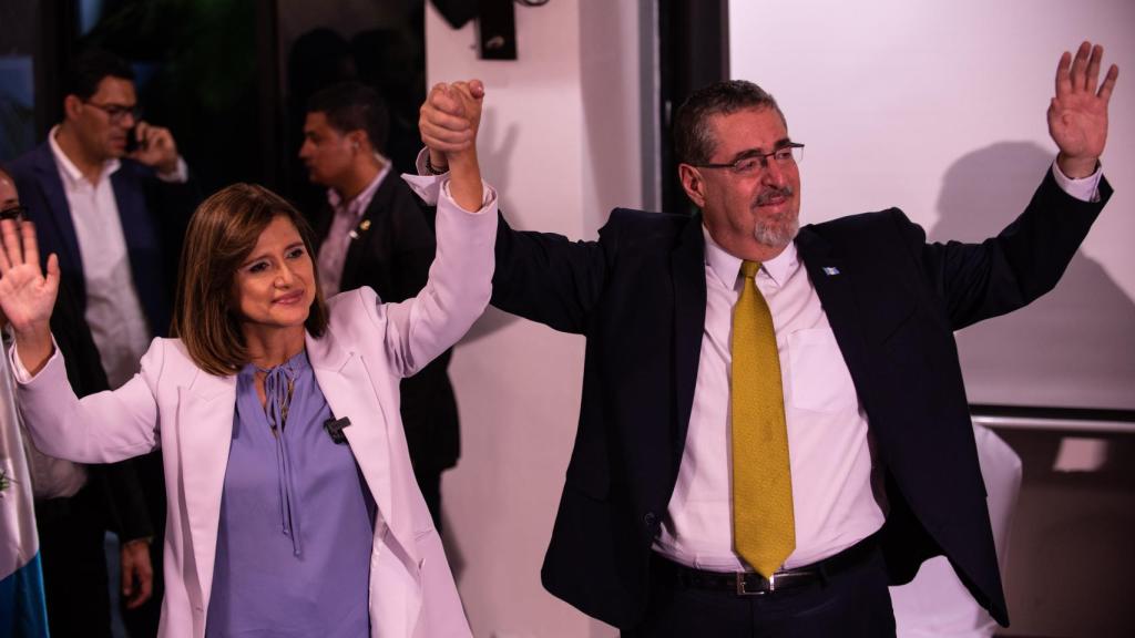 Los candidatos Bernardo Arévalo y Karin Herrera celebran la victoria de Semilla en las elecciones.