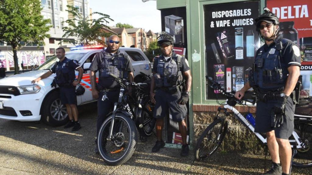 Policía de Washington patrullan en bicicleta por la ciudad