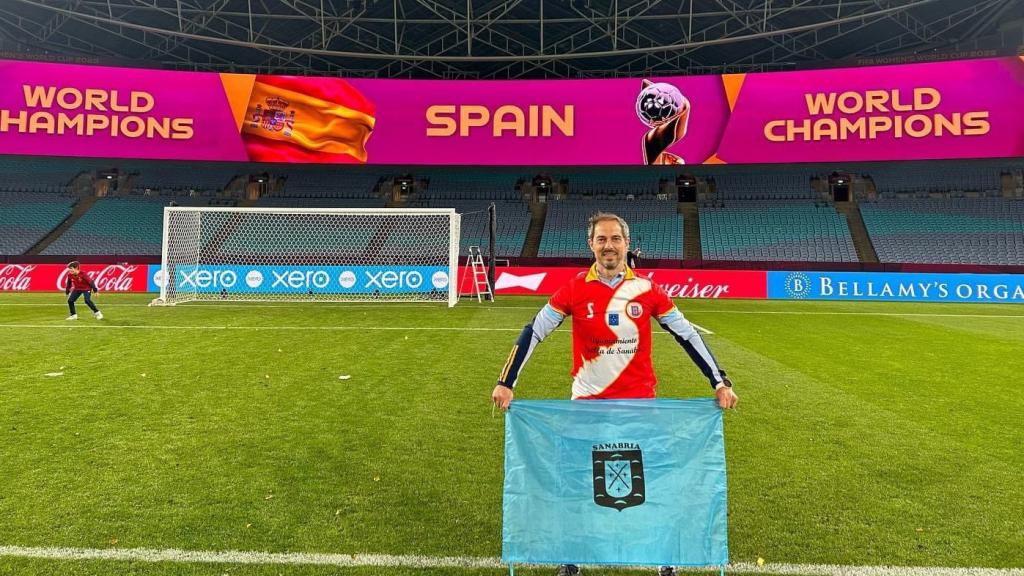 Kenio Gonzalo con la bandera de Sanabria en Sidney