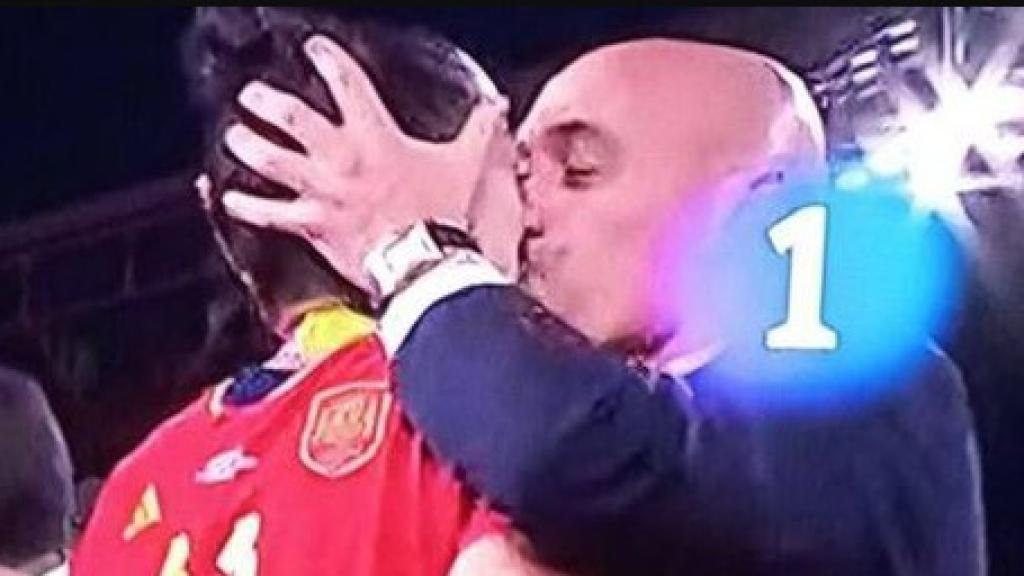 Beso entre Luis Rubiales y Jennifer Hermoso.