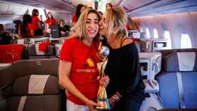 Olga Carmona y su madre, en el avión de vuelta a España