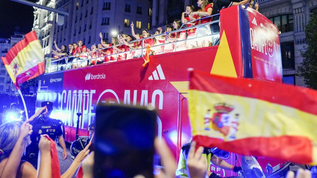 Las jugadoras de la Selección, en el autobús descapotable.