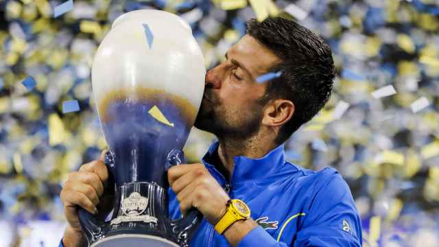 Novack Djokovic besa el trofeo ganado en la final de Cincinnati.
