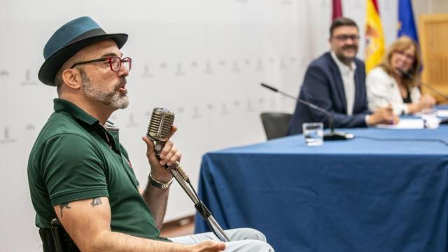 El cómico David Andrés junto al consejero Amador Pastor y la viceconsejera Carmen Teresa Olmedo. JCCM.